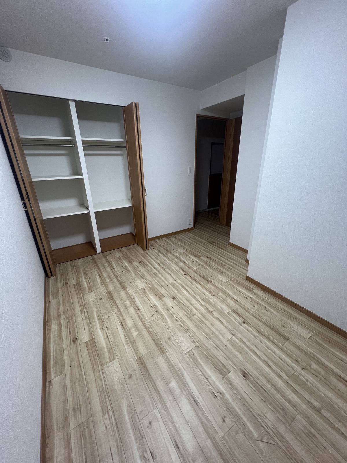 木目調クッションフロア施工後の洋室