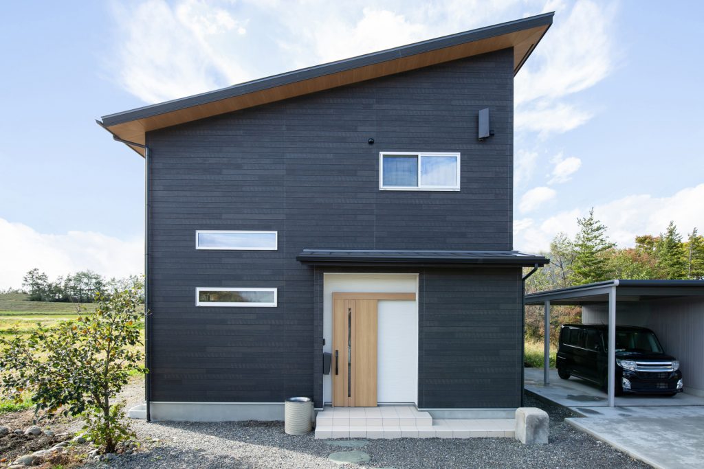 黒い外壁と片流れ屋根の注文住宅外観