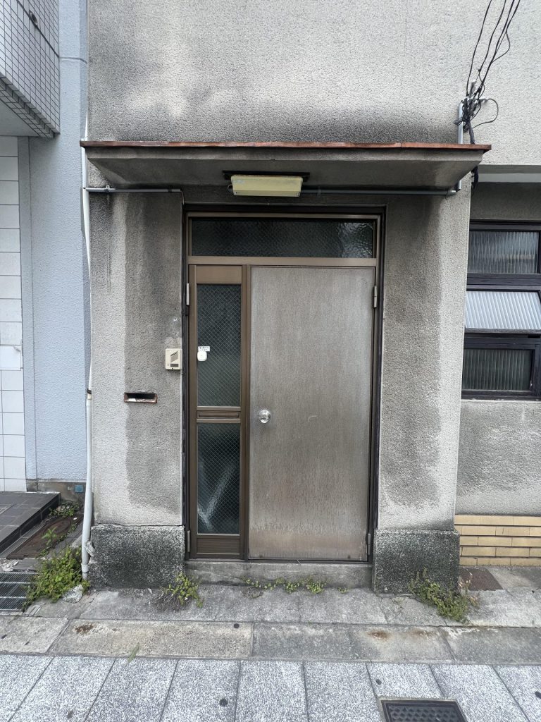 玄関ドア交換工事の施工前