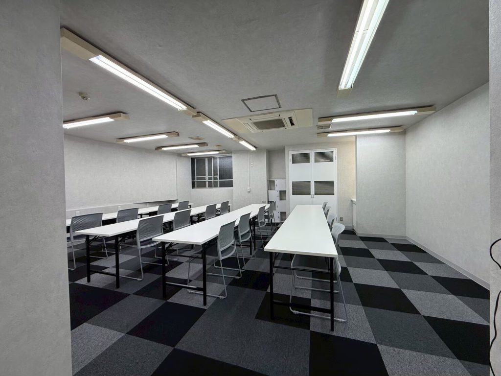 就労支援B型事業所の内装改修後に机と椅子を配置した明るく快適な作業室